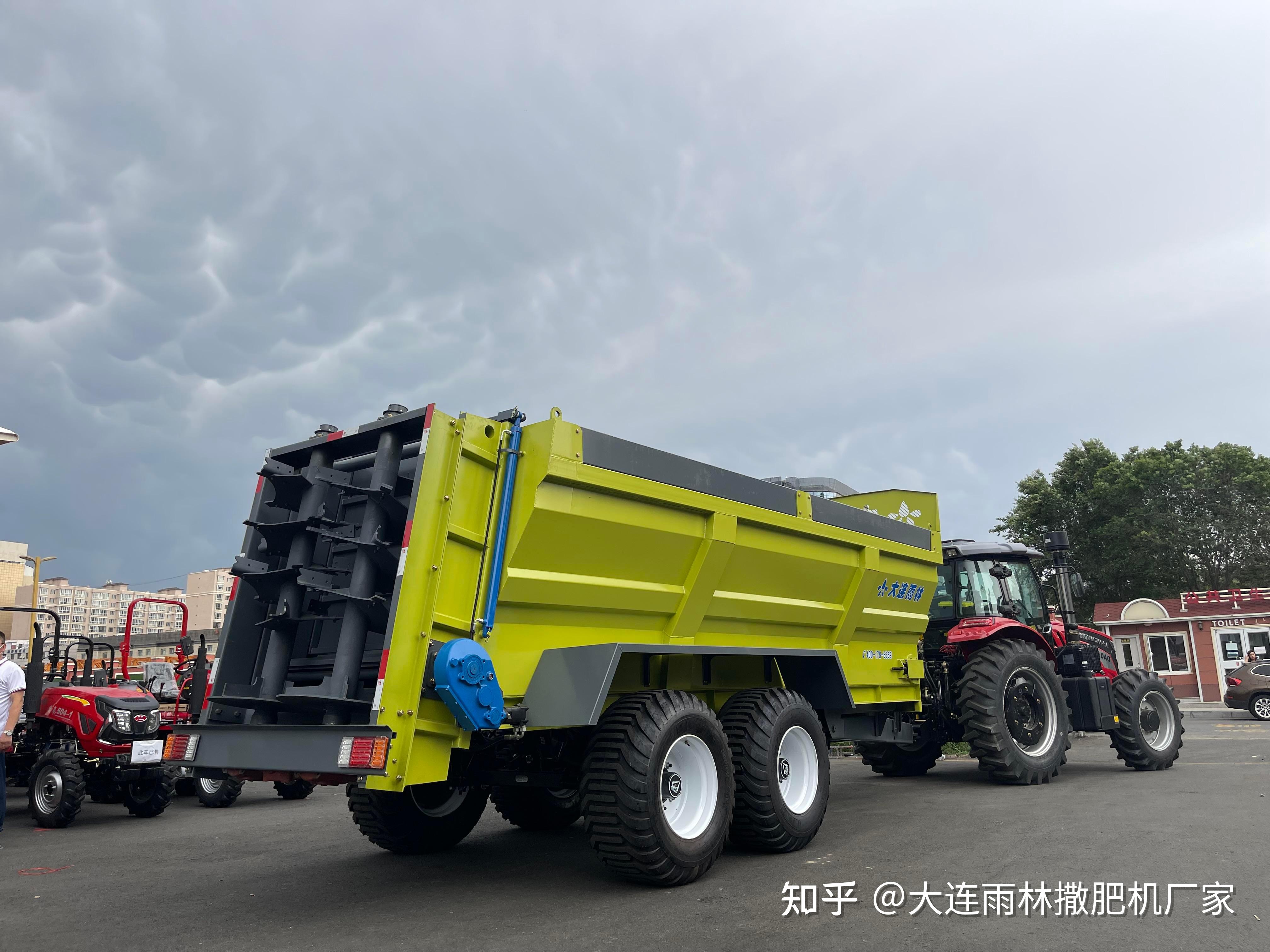 大型撒粪机多功能扬粪车加快现代化农机具发展 推进农业农村现代化