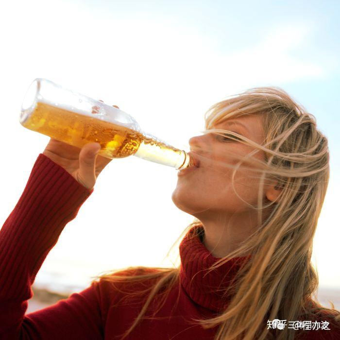 太空不光有飞船空间站还有对嘴吹的啤酒