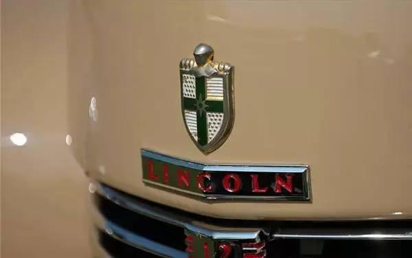 林肯又推出了新车标,由两个独立的部分组成,上半部分是一个盾牌,盾牌