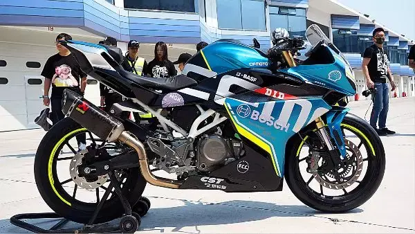 650i荧光黄色采用标准的春风蓝色小编根据250nk灯组猜测为led灯组不