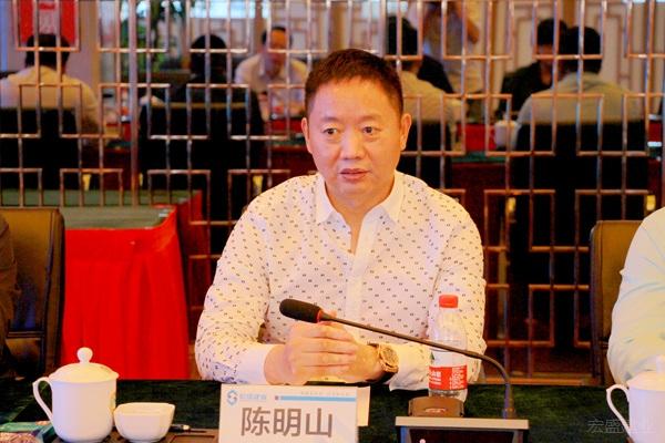 参观中,李弘炜深入了解了章管家智能化印章操作流程