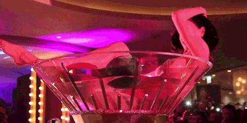 48岁脱衣舞娘专业脱衣30年获13亿身价如今私宅曝光网