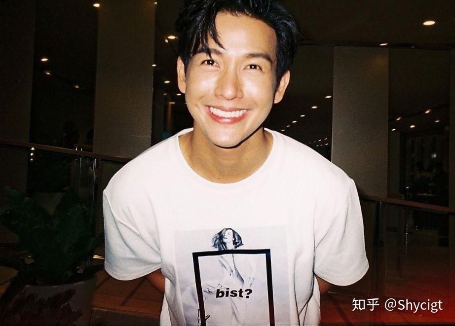 也是泰国的神颜,特别喜欢他笑,梨涡男神2008年,推哥在gmm频道,以主持