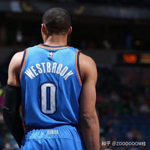 的外公比如勒布朗的宝贝女儿朱莉:詹姆斯几乎把全家人的名字或者头像