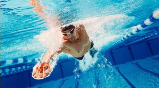 自由游泳为什么容易呛水 v2-dab41ba68f73d6a61205f8cb377c014b_r.jpg