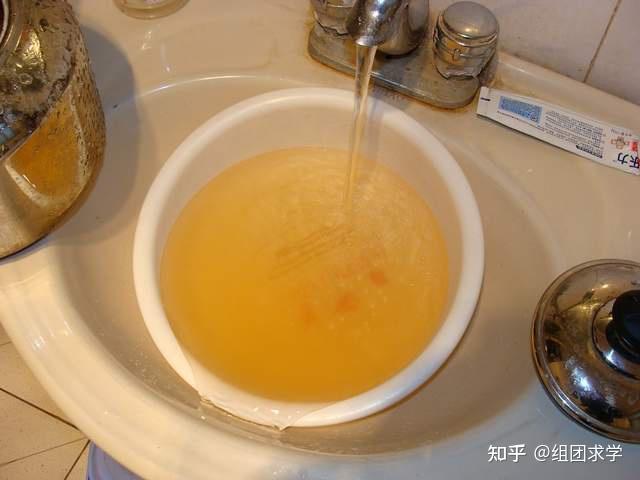 自来水有时出现黄水,通常也会带有异味;出黄水是很普遍的,很多的家庭