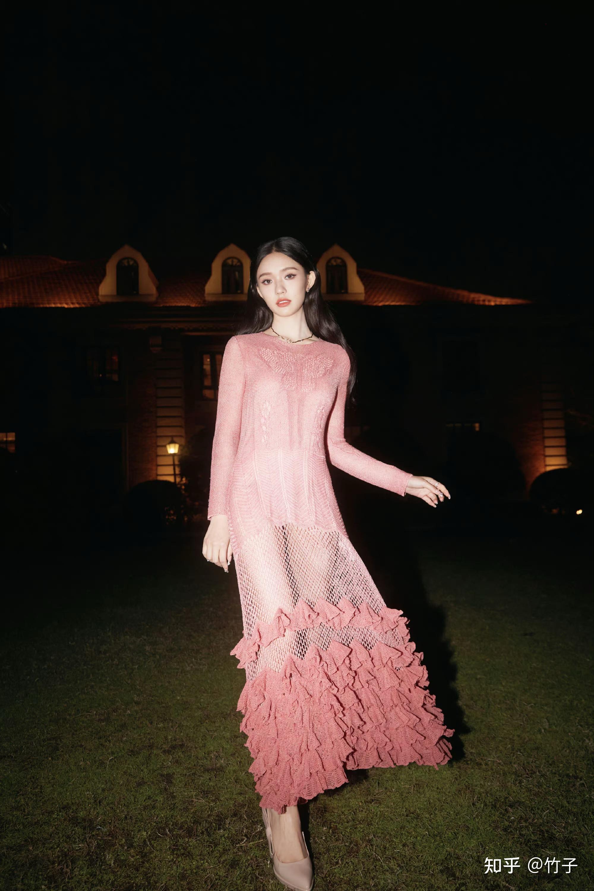 林允最新美照分享针织鱼尾裙破茧成蝶浪漫如期而至别样的美