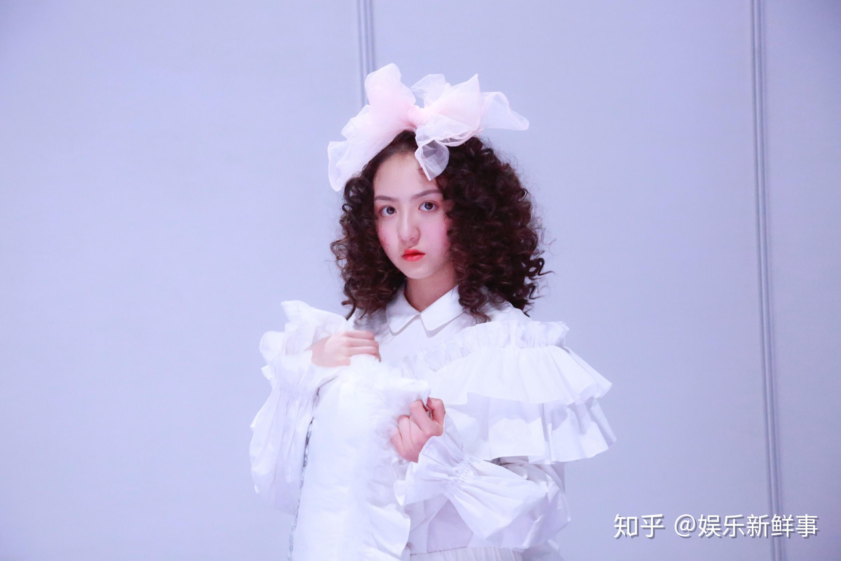 小演员张格时装周走秀爆炸小卷毛可爱萌酷