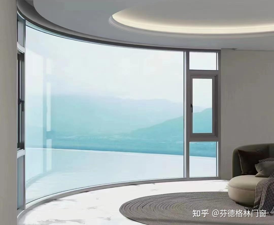 半开启的落地窗