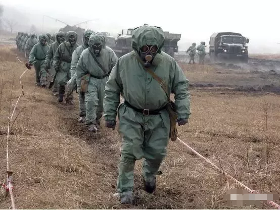 在核电站周边树林中监测辐射强度的苏军防化部队,则佩戴了使用shm