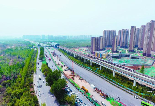 在西安市东三环和世博大道交会处,记者看到,这里是东三环交通压力最大