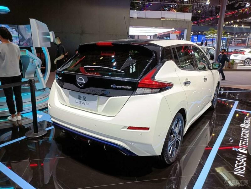 内饰中控屏换装更大的9英寸屏幕,搭载最新的nissan connect智能车载