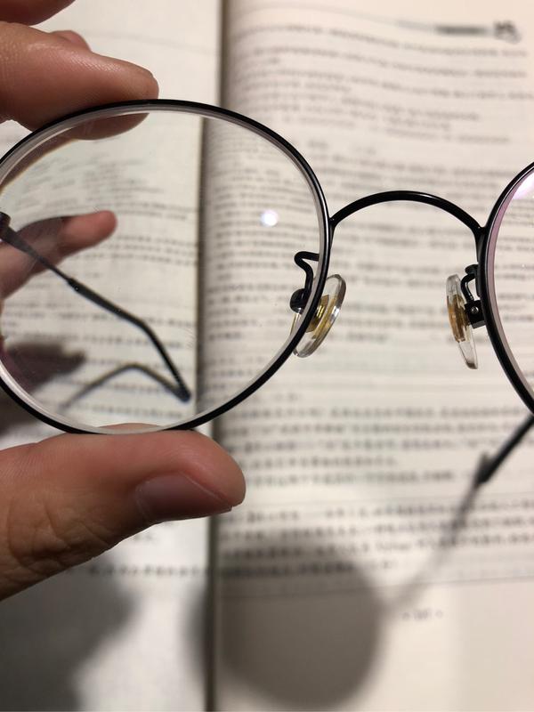 请问600度左右近视眼配金属细框眼镜会不会因为太厚而看起来很不和谐