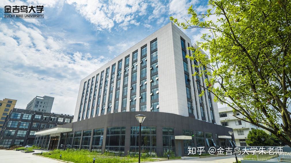 去决定要不要做健身教练,倘若你要培训,推荐大家到金吉鸟健身私教培训