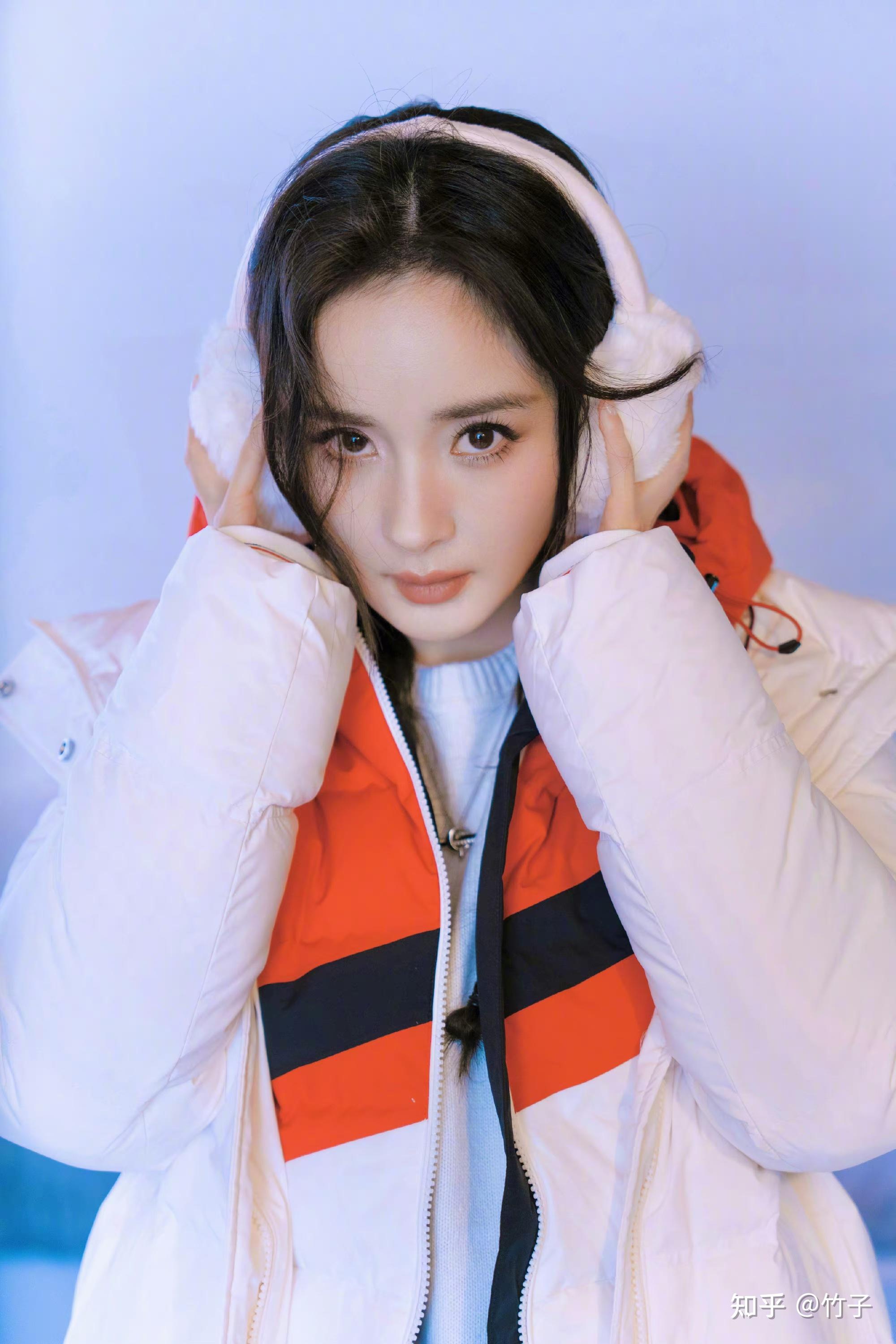 杨幂最新美照分享小辫子羽绒服今日份杨幂是可爱甜美风依然很美