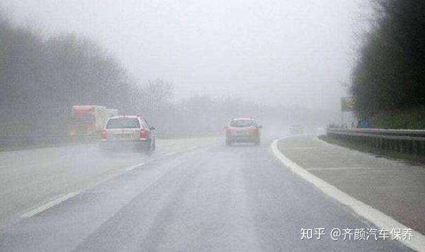 雨天上高速老司机都这么做 新手司机多学学 下次还敢这样鲁莽吗 知乎