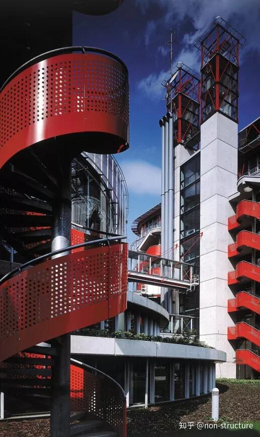 理查德罗杰斯建筑更像是用来融合社会经济人文和艺术的工具