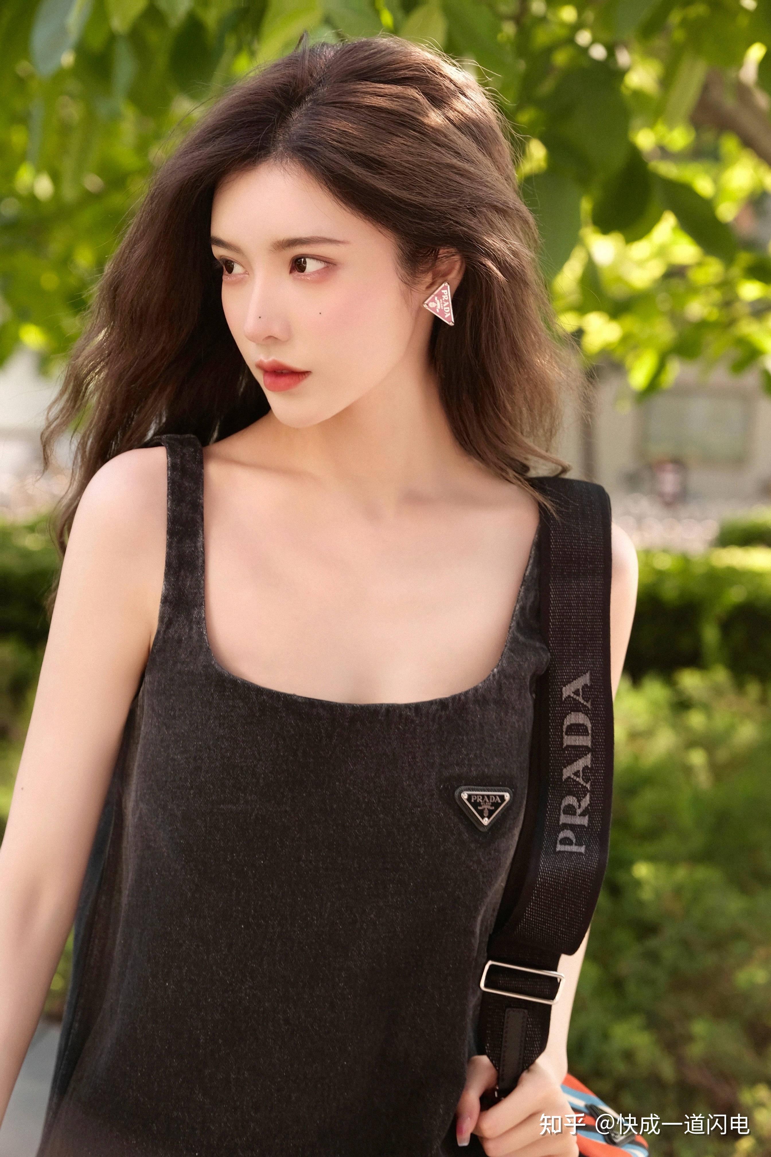 演员,歌手戴燕妮近日发布一组全新夏日写真!