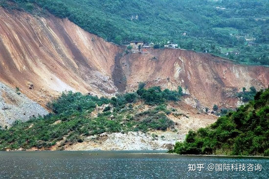 贵州毕节发生山体滑坡3人被困遇到山体滑坡如何自救