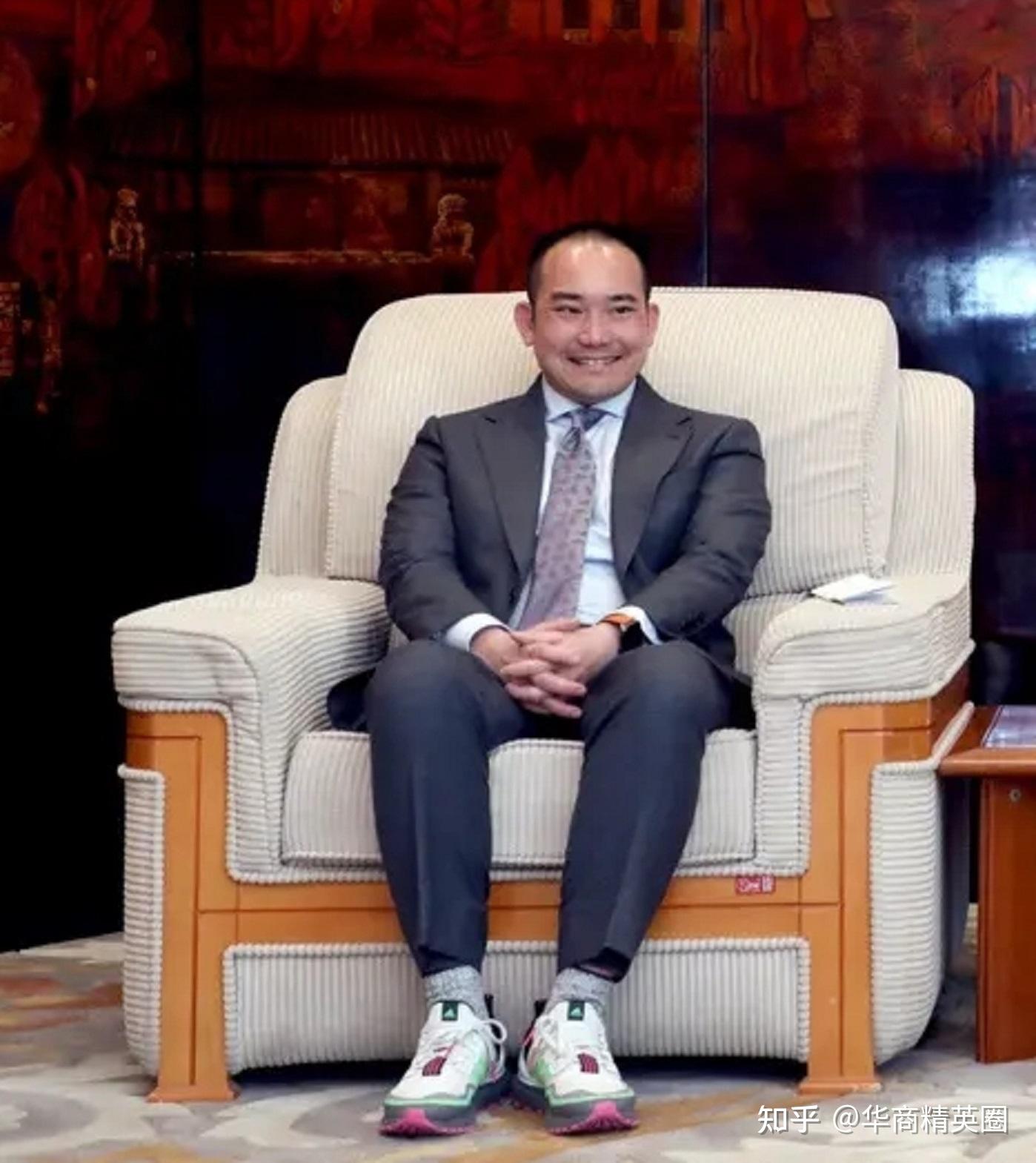 然,祖籍福建永春,毕业于厦门大学,马来西亚"棕油大王"李深静博士次子