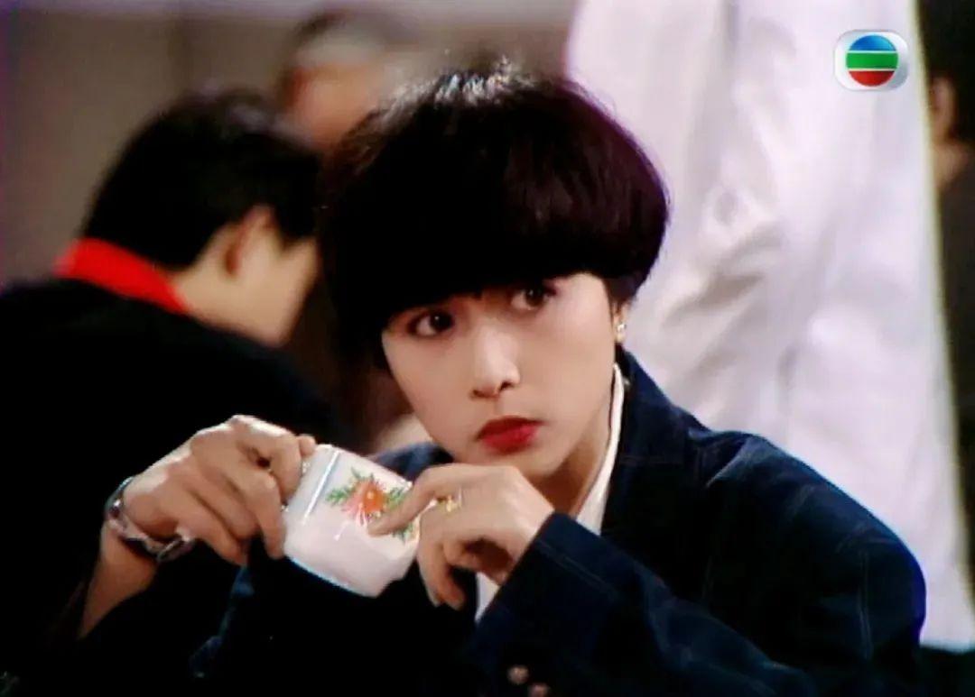 最初认识的邵美琪,就是《珠光宝气》里她饰演的大姐康雅言,无论是发型