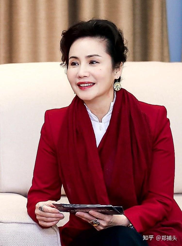 新闻女主播徐俐退休最后一次直播两次挥手道再见对观众依依不舍