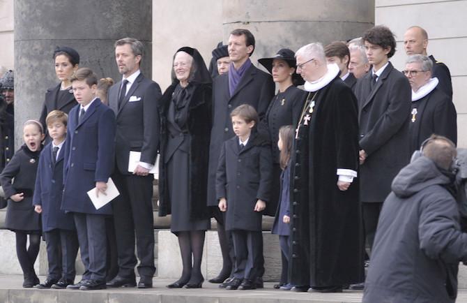 丹麦女王玛格丽特二世和皇室家族成员与亨里克