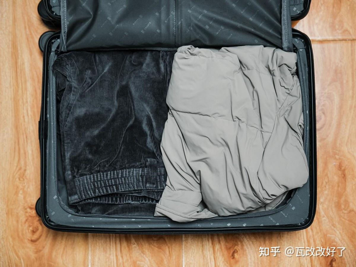 20英寸虽然差不多是行李箱中的mini款,不过得益于多分区的设计,大旅行