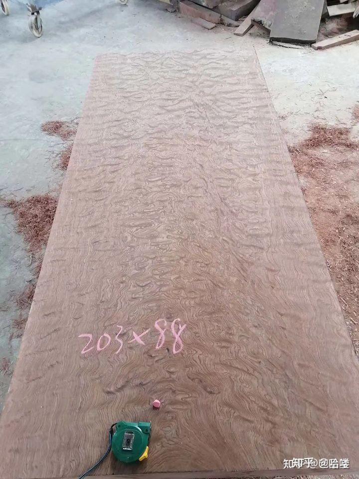 板材家具在制作过程中无可避免的会添加化学剂,但是实木大板的取材