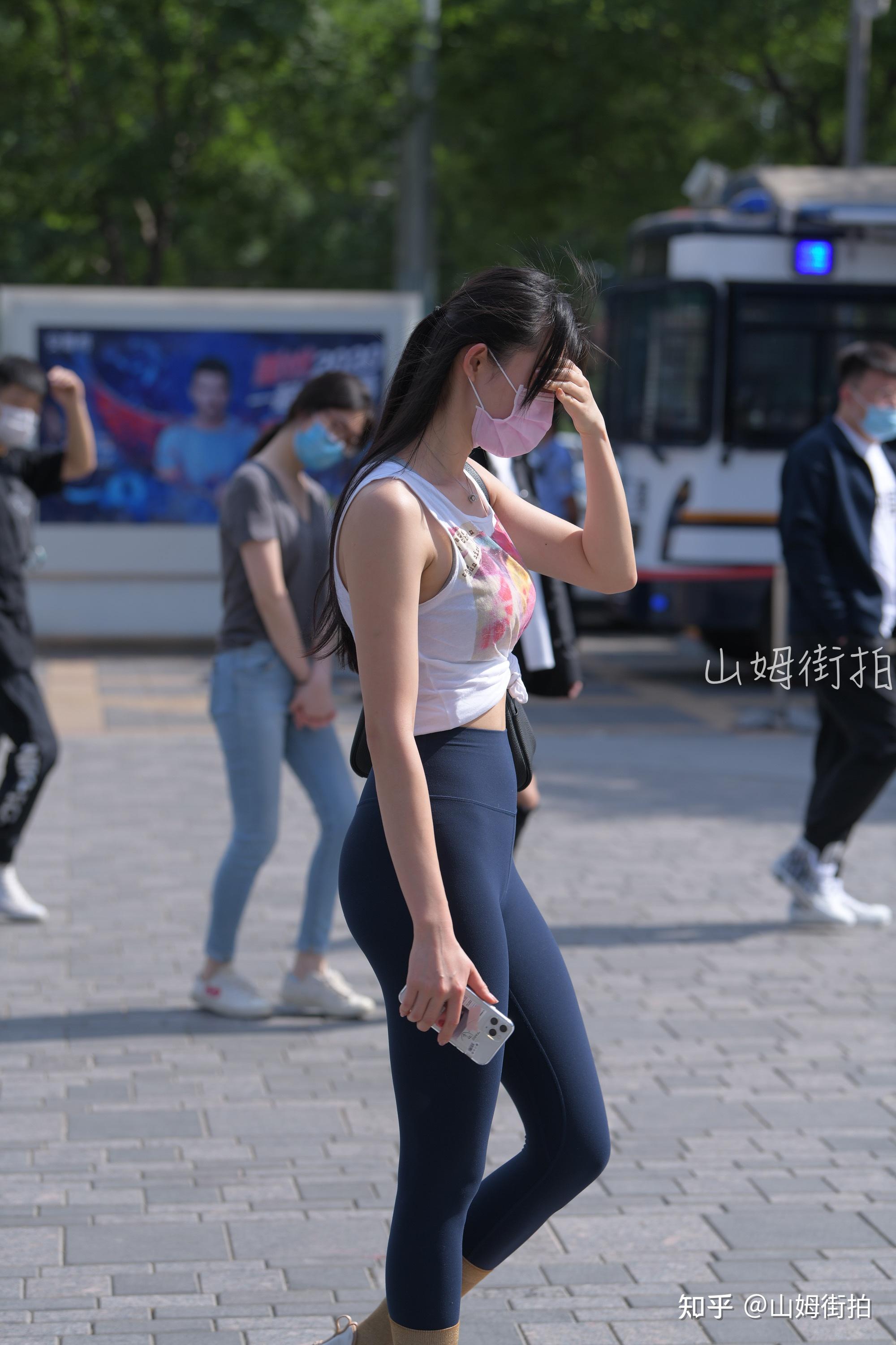 身着瑜伽裤的小姐姐形体好气质佳