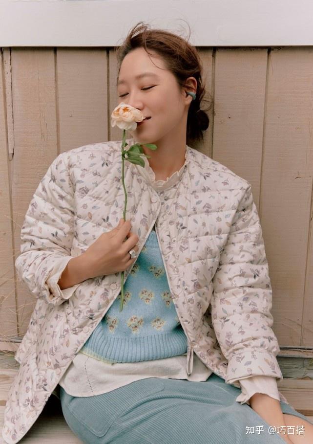 孔孝真最新照片释出,各种保暖单品齐上阵,时尚感一点不输小年轻