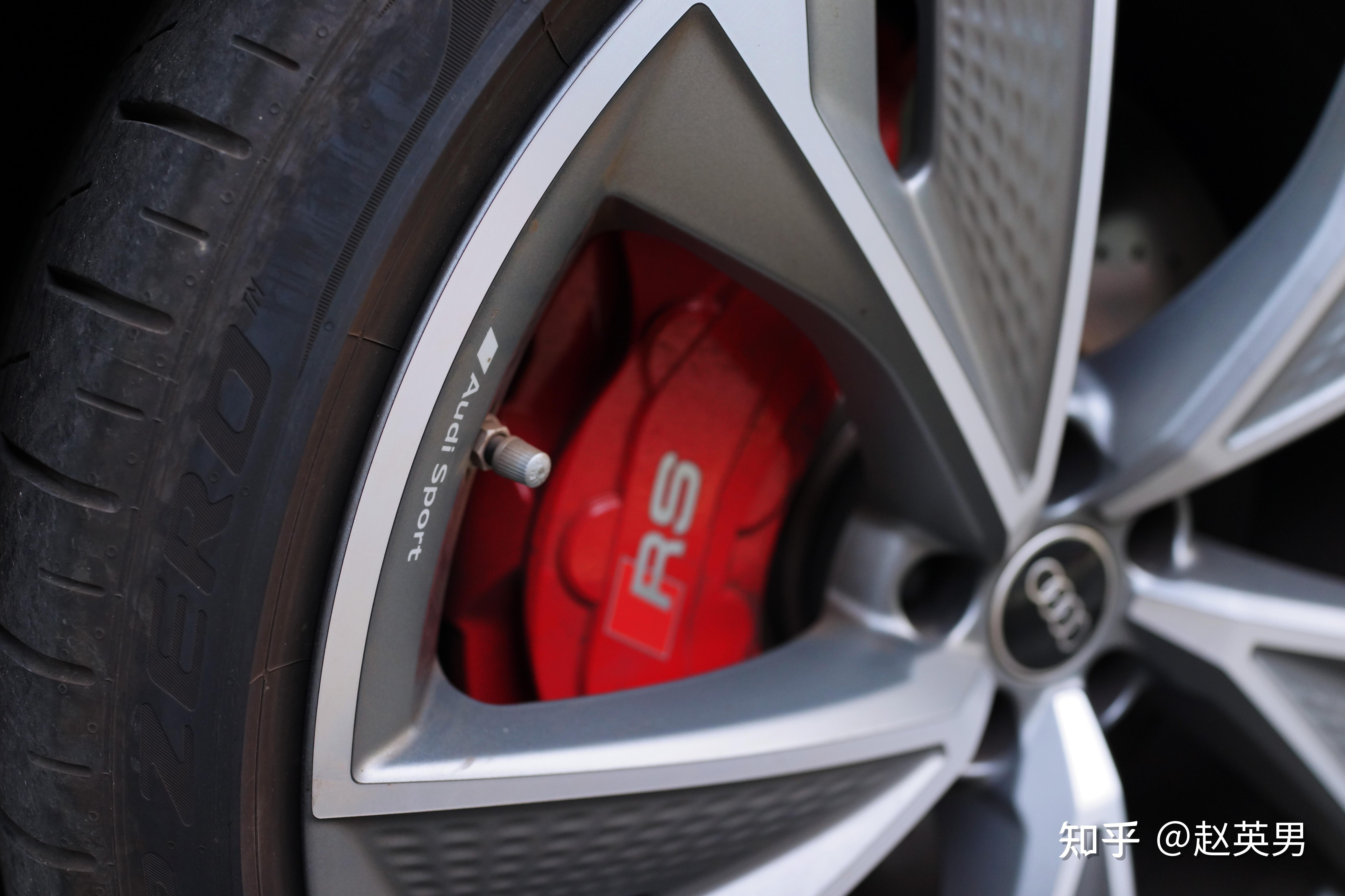 作为运动款的轮毂,按照惯例也在边缘加入audi sport的logo.