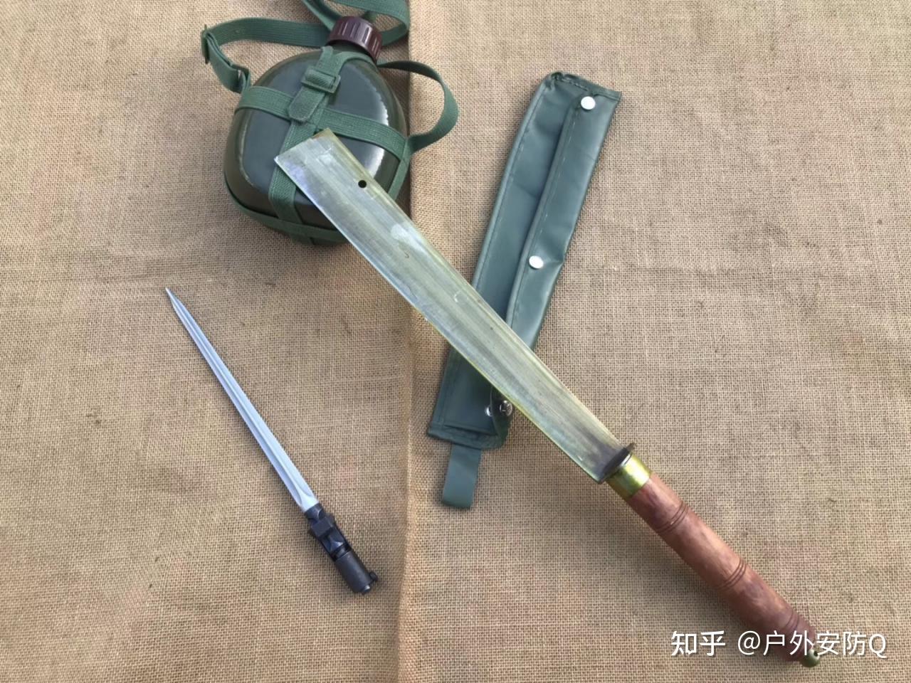 丛林作战非常的复杂,热武器无法斩断碍事的草丛和树枝,只有冷兵器才办
