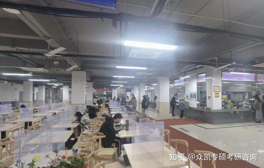 东华大学延安路校区有两个食堂,第一食堂和第二食堂,两个食堂菜系很多