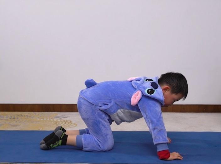 如何帮助儿童提高核心力量和姿势控制