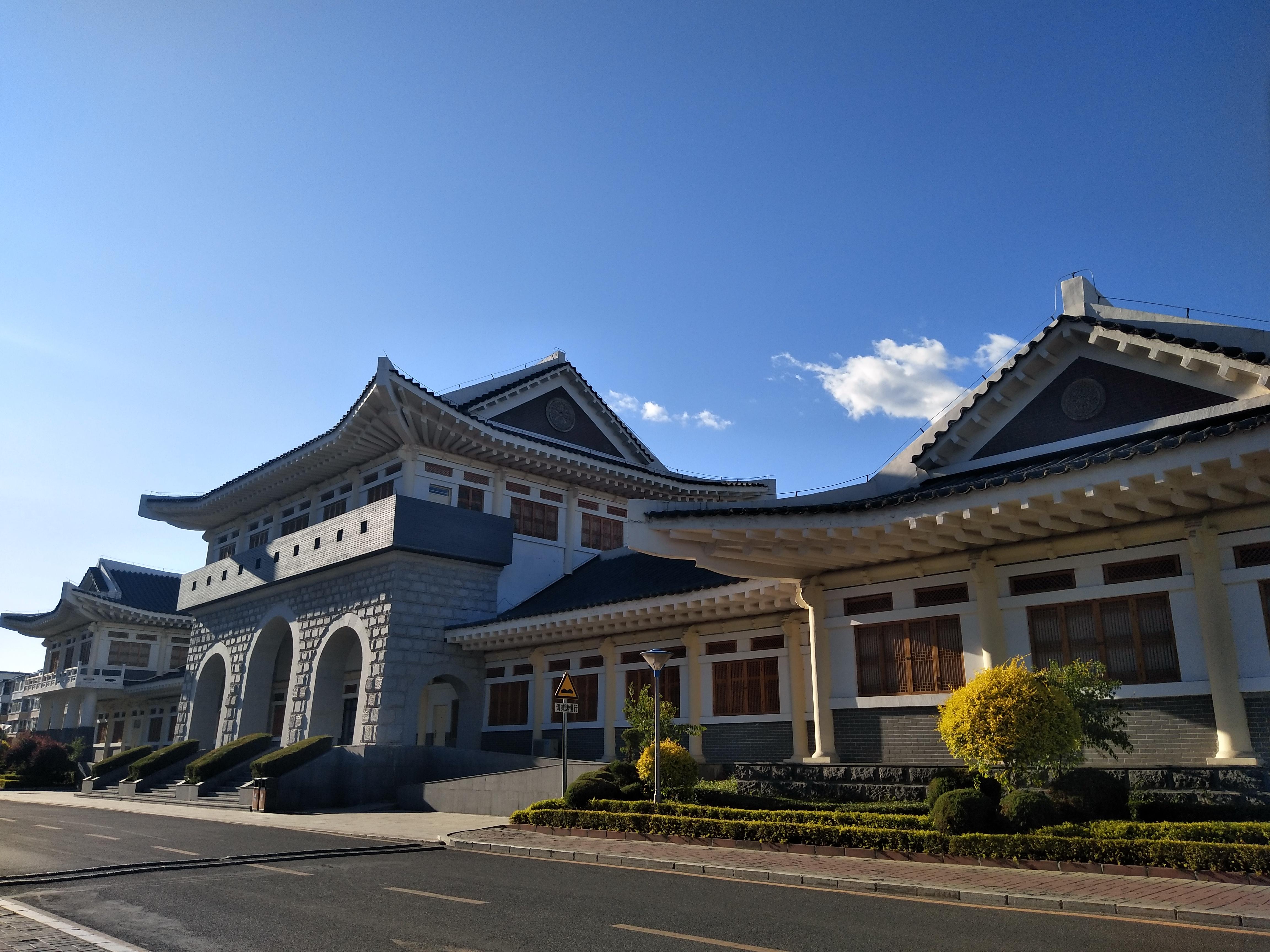 早上八點出發打車到白河站(11元),從白河坐車途經龍井去往延吉,坐在