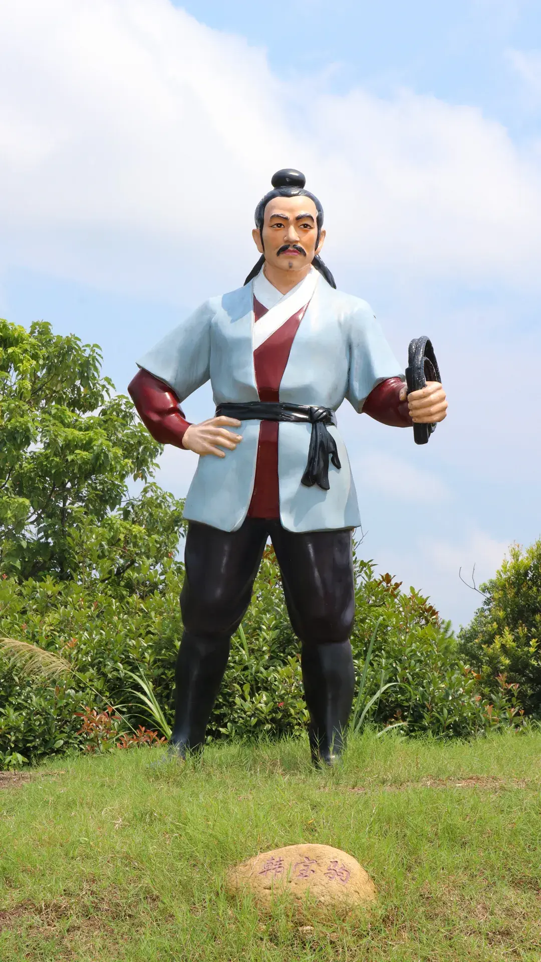 小说《射雕英雄传》里的组合,江湖人称江南七侠,即柯镇恶,朱聪,韩宝驹