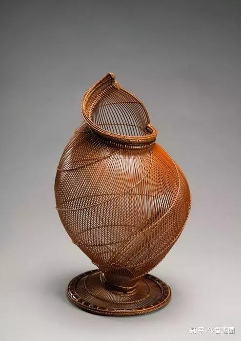 竹编,指用竹条篾片编成的造型各异的工艺品,是我国传统的手工艺.