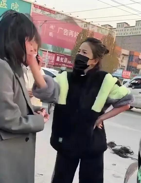 女子做小三,被原配当街剪头发暴打,小三母亲在一旁不敢吱声