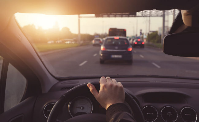 开车时单手握方向盘违法吗