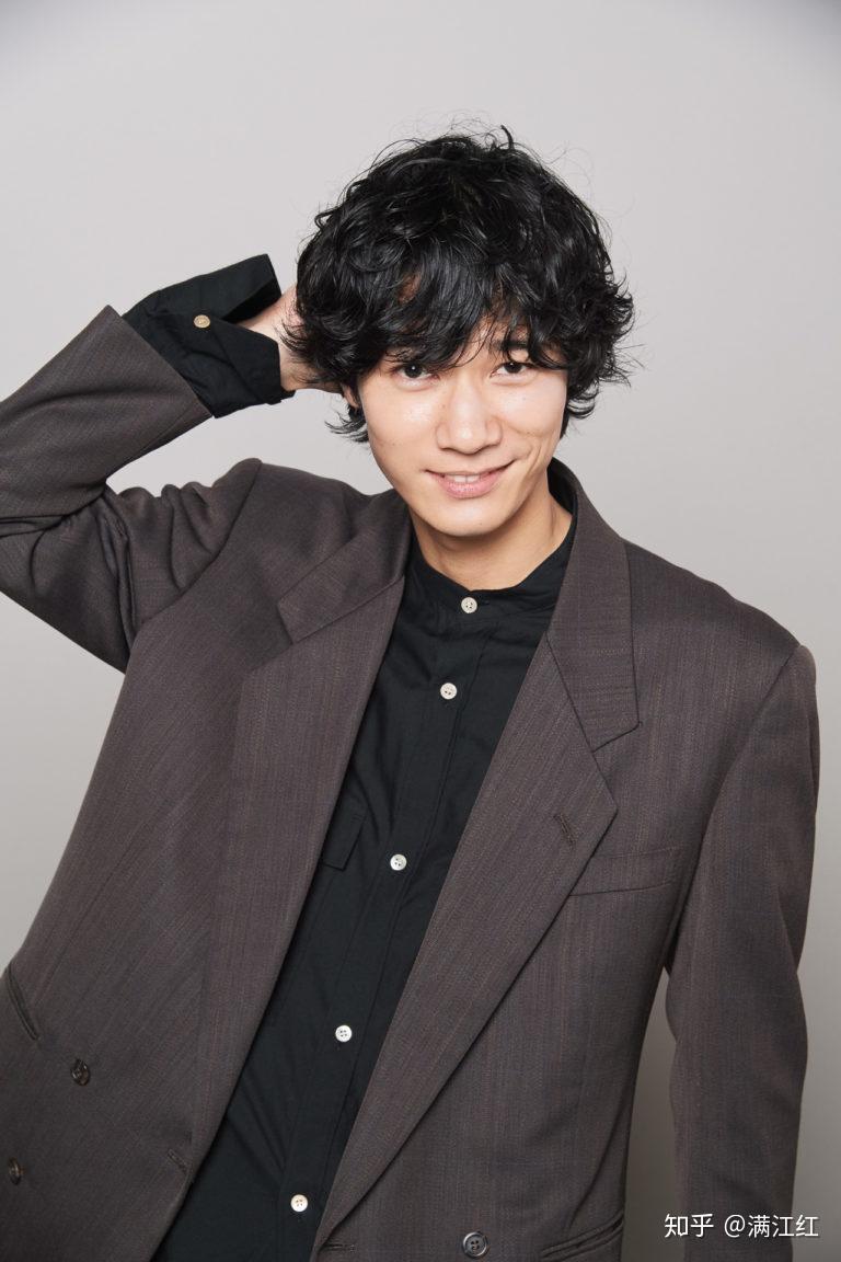 石桥静河是东京人,出身演艺世家,父亲是石桥凌,母亲是原田美枝子,四岁