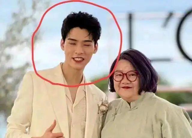 而是洪晃放上的照片是龚俊闭着眼睛歪着嘴的"丑"照