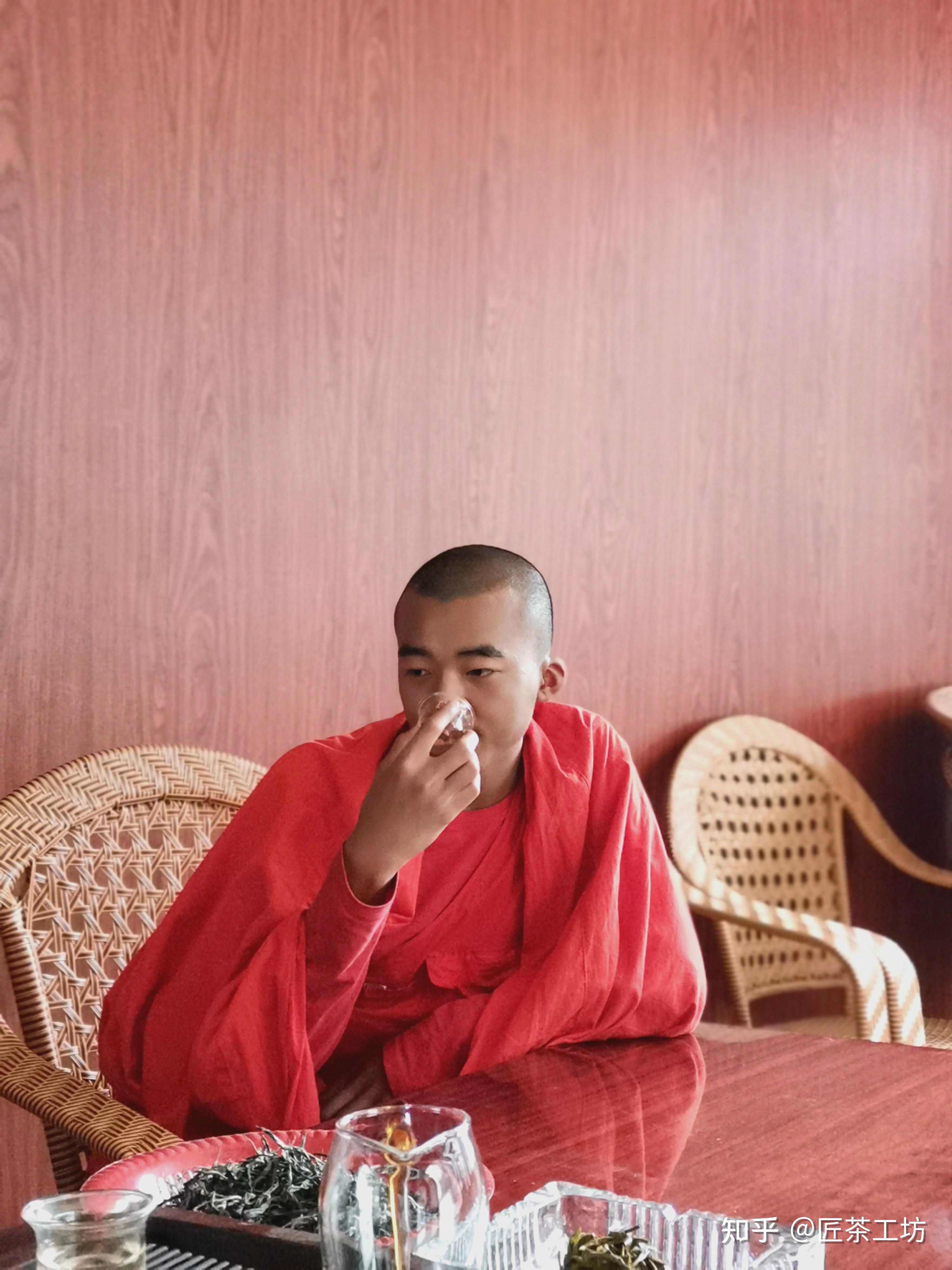 春访茗山寻味江湖在云南有一个神秘的民族男子生来需得当和尚