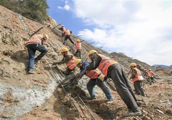 近日,在广东深汕高速公路边坡锚杆/锚索框架梁支护施工现场,不见了