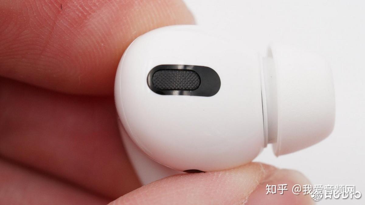 耳机内侧的泄压孔,旁边实际是红外距离感应开窗.