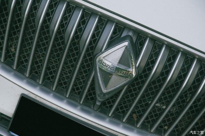 瀑布进气格栅和菱形大车标,独一无二,不可复制,让人过目不忘.