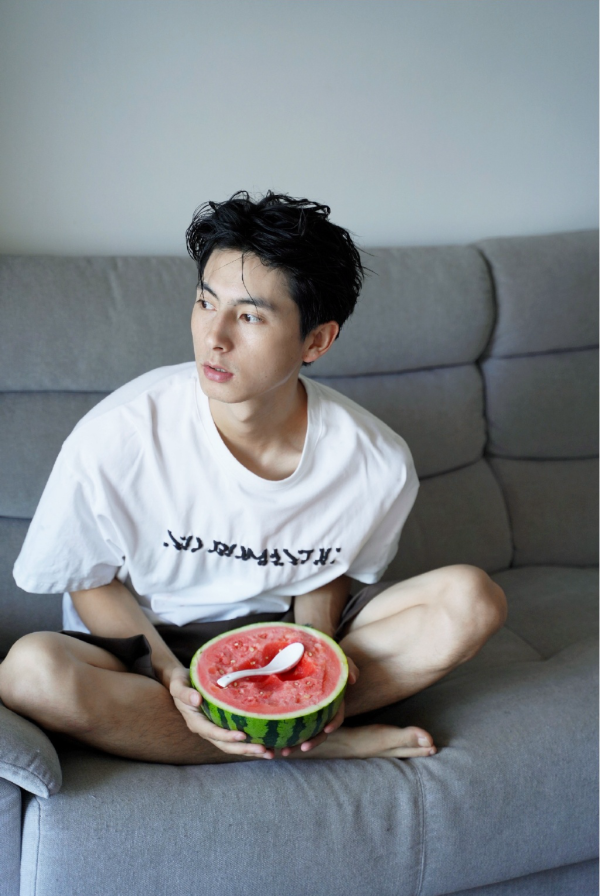 男生拍照这样摆pose能帅10倍