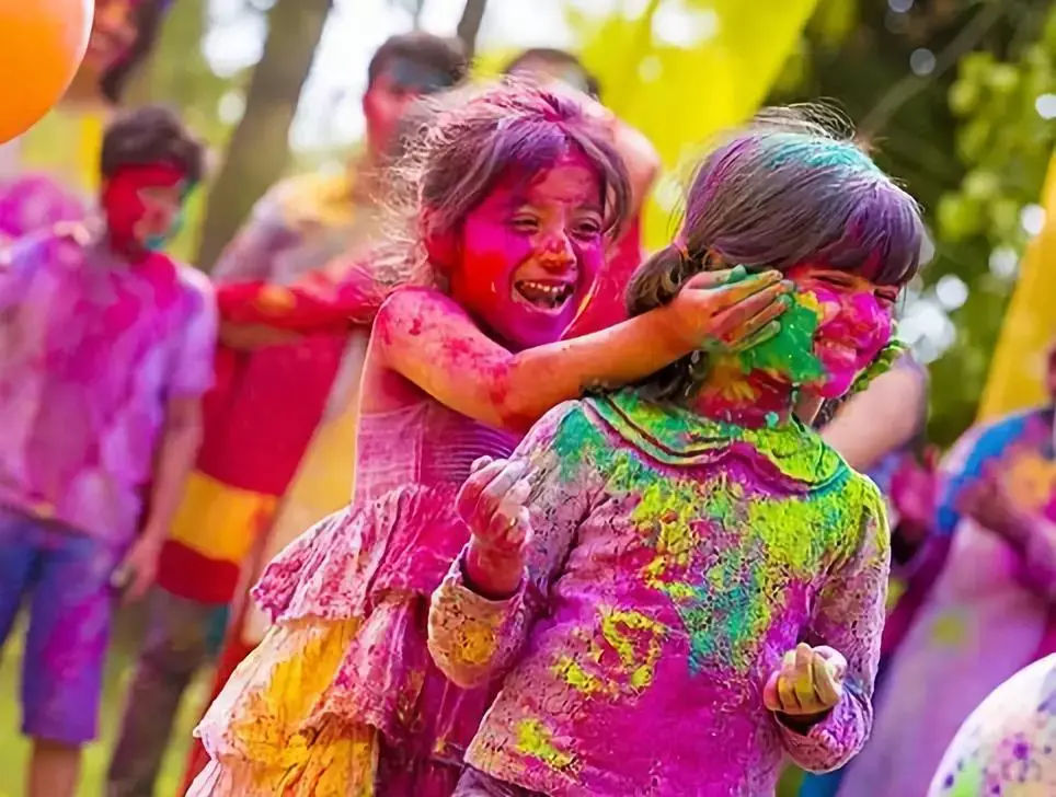 灑紅節時去印度,到處都會聽到快樂的吶喊:happy holi!