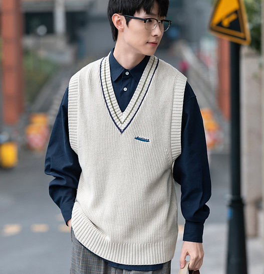 清爽干净不花哨,满满少年感学院风v领针织马甲搭配衬衫,活力青春,就是
