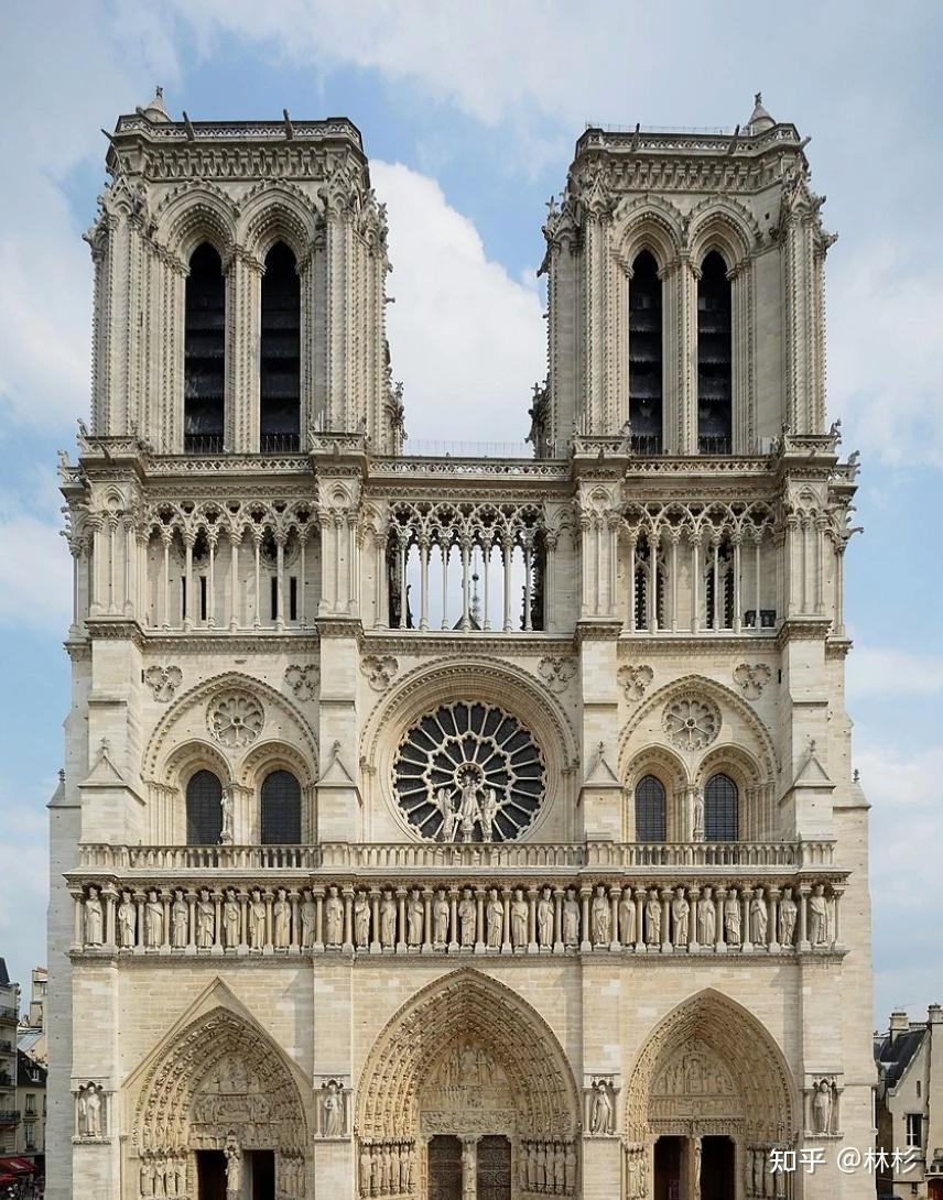 哥特式建筑的基本构件是尖拱或称尖拱券,尖券和肋架拱顶.